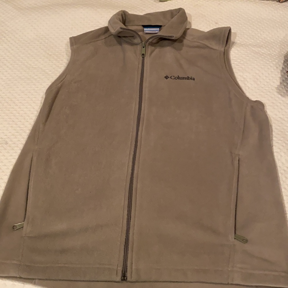 Men’s Medium Columbia Fleece Vest Tan with two front pockets